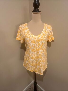 GAP Yellow and White Floral V-Neck Short Sleeve Tee, size Medium